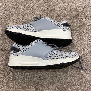 Madden Girl Women's Airratic Fashion Sneaker